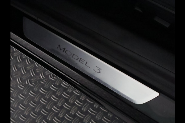 Tesla Model 3 Black Edition Standard RWD Plus 60 kWh | Navigatie | Panoramadak | Privacy Glass