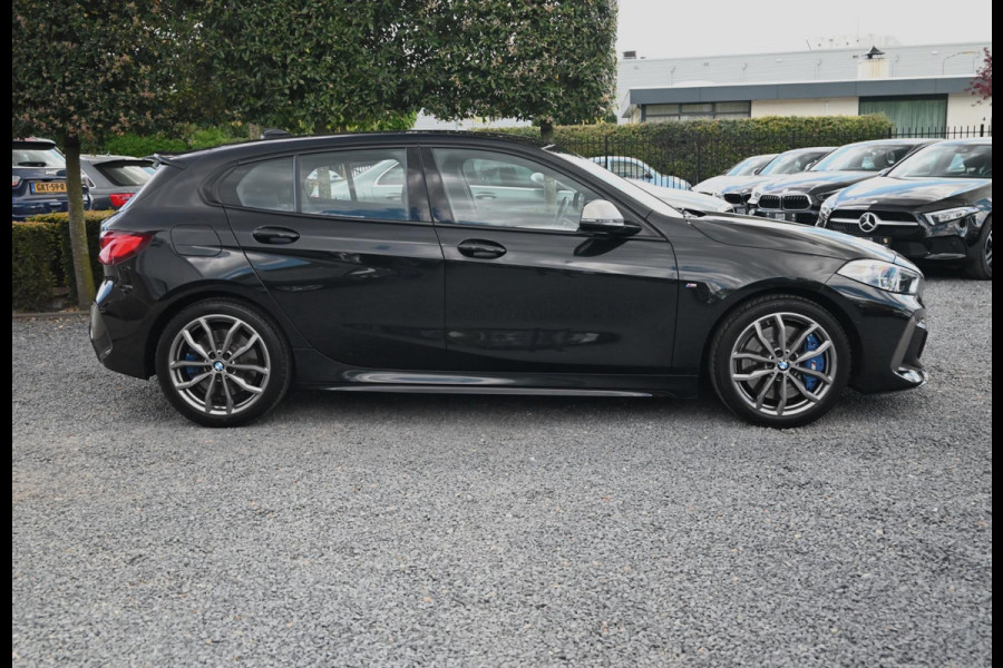 BMW 1-serie M135i xDrive High Executive 306 PK Dealer o.h. Adaptive Head Up Camera Keyless 18''