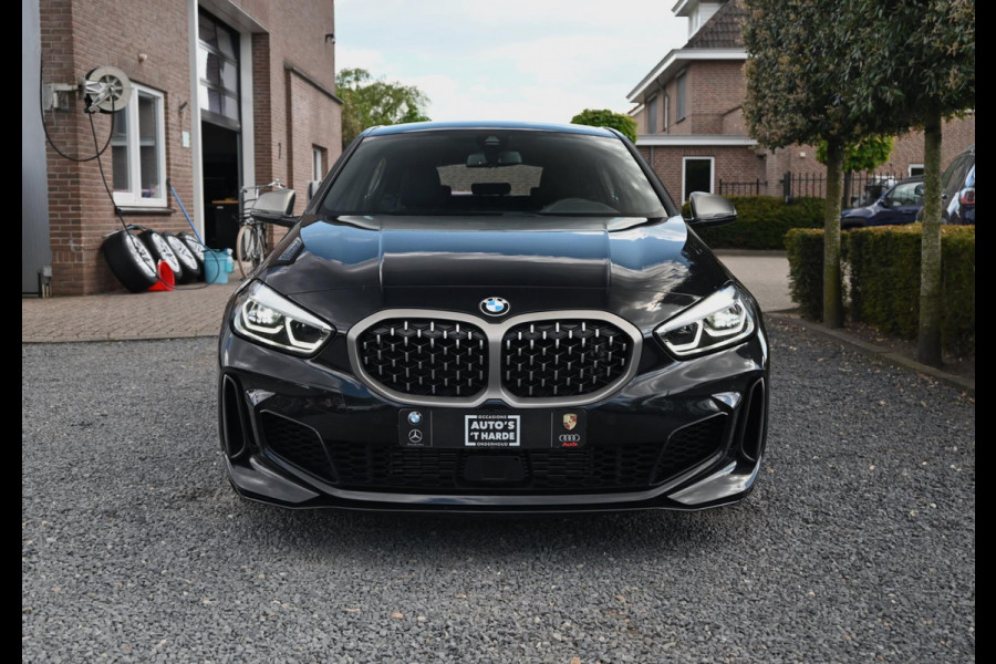 BMW 1-serie M135i xDrive High Executive 306 PK Dealer o.h. Adaptive Head Up Camera Keyless 18''