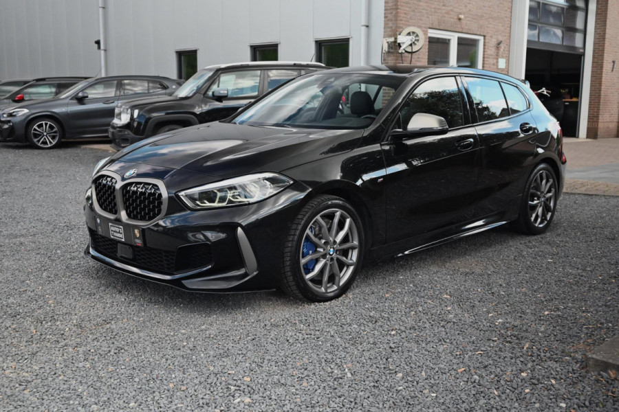 BMW 1-serie M135i xDrive High Executive 306 PK Dealer o.h. Adaptive Head Up Camera Keyless 18''