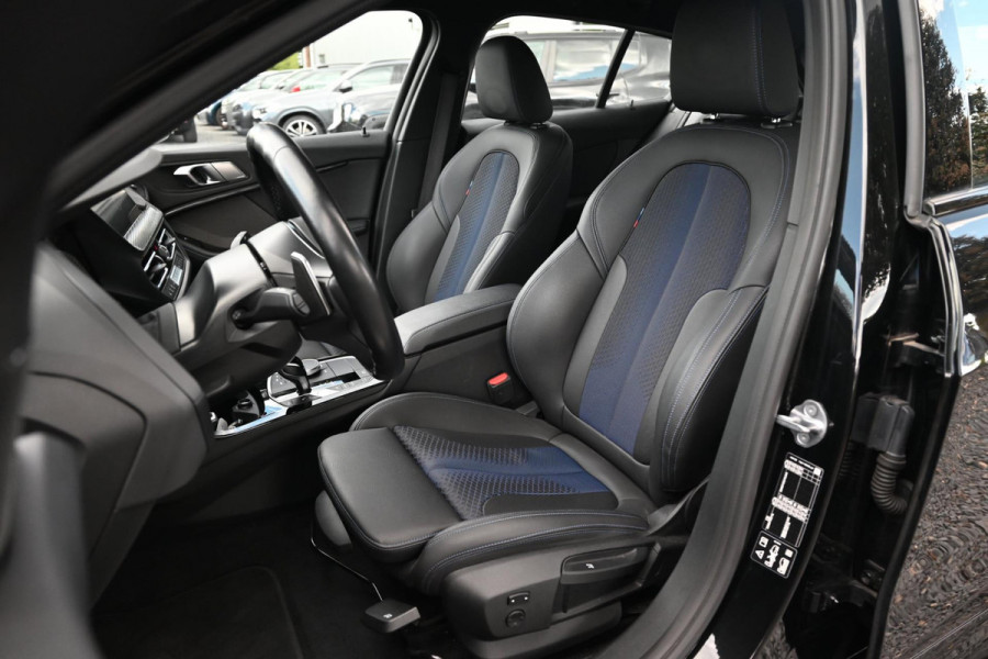 BMW 1-serie M135i xDrive High Executive 306 PK Dealer o.h. Adaptive Head Up Camera Keyless 18''