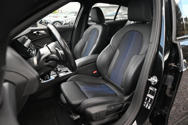 BMW 1-serie M135i xDrive High Executive 306 PK Dealer o.h. Adaptive Head Up Camera Keyless 18''