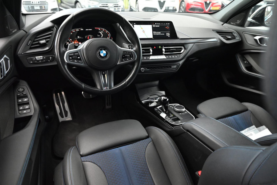 BMW 1-serie M135i xDrive High Executive 306 PK Dealer o.h. Adaptive Head Up Camera Keyless 18''