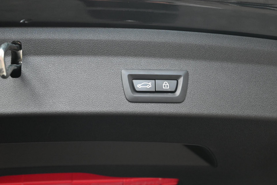 BMW 1-serie M135i xDrive High Executive 306 PK Dealer o.h. Adaptive Head Up Camera Keyless 18''