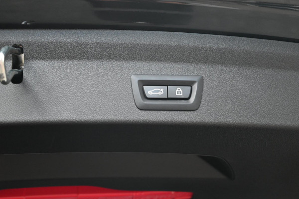 BMW 1-serie M135i xDrive High Executive 306 PK Dealer o.h. Adaptive Head Up Camera Keyless 18''