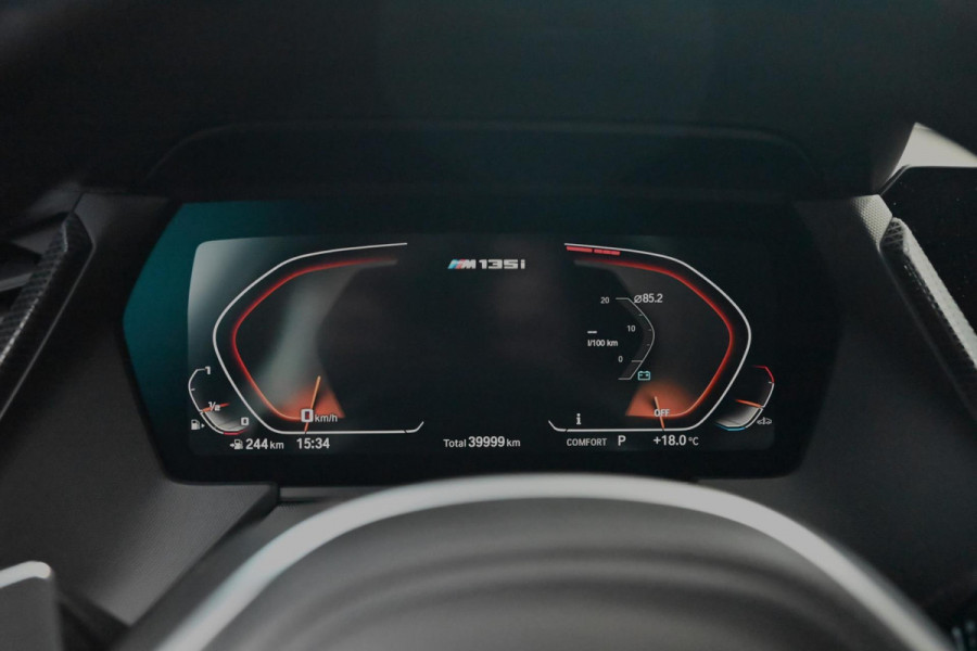 BMW 1-serie M135i xDrive High Executive 306 PK Dealer o.h. Adaptive Head Up Camera Keyless 18''