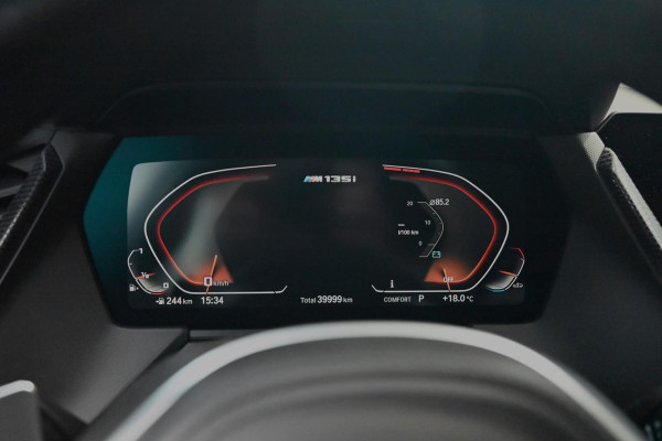 BMW 1-serie M135i xDrive High Executive 306 PK Dealer o.h. Adaptive Head Up Camera Keyless 18''