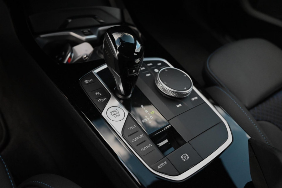 BMW 1-serie M135i xDrive High Executive 306 PK Dealer o.h. Adaptive Head Up Camera Keyless 18''