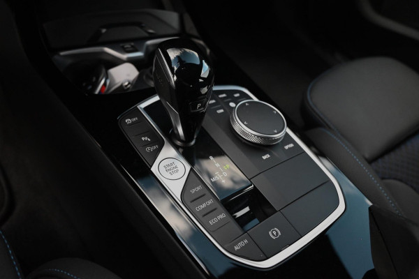 BMW 1-serie M135i xDrive High Executive 306 PK Dealer o.h. Adaptive Head Up Camera Keyless 18''