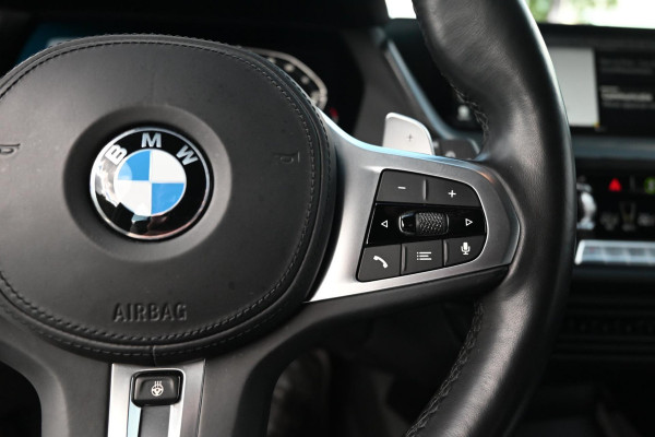 BMW 1-serie M135i xDrive High Executive 306 PK Dealer o.h. Adaptive Head Up Camera Keyless 18''