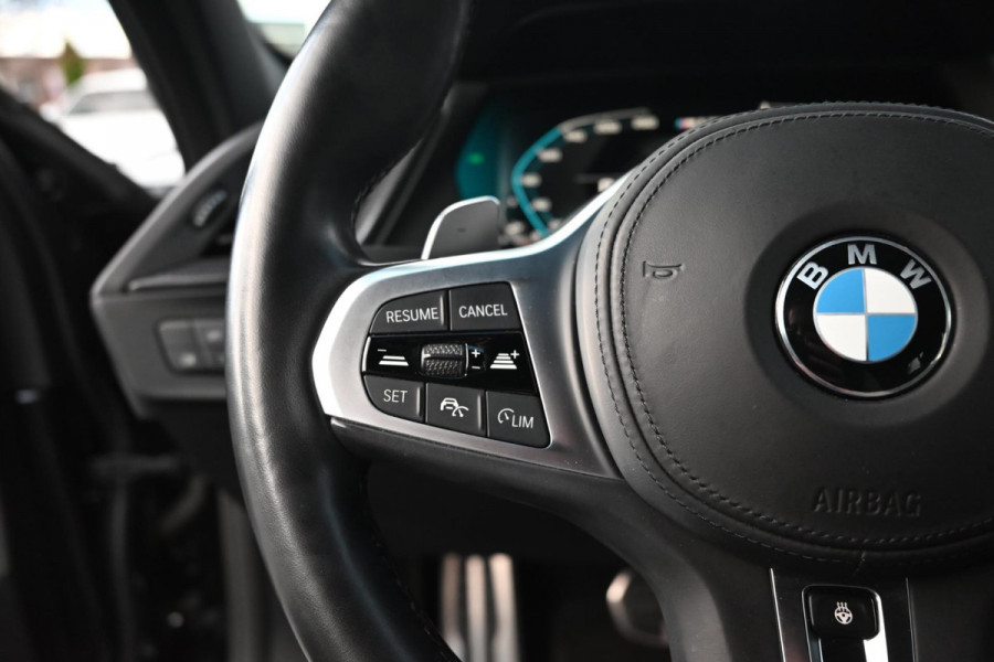 BMW 1-serie M135i xDrive High Executive 306 PK Dealer o.h. Adaptive Head Up Camera Keyless 18''