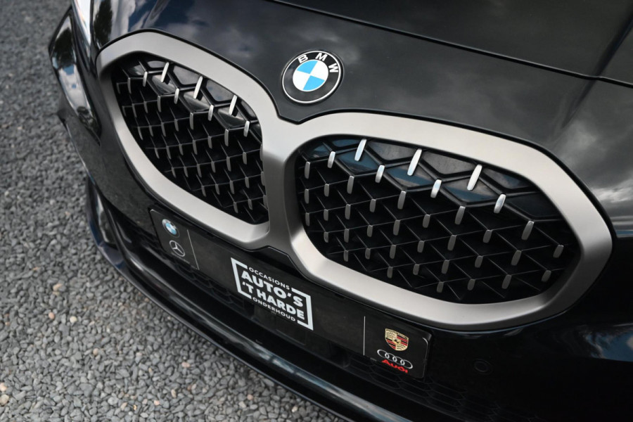 BMW 1-serie M135i xDrive High Executive 306 PK Dealer o.h. Adaptive Head Up Camera Keyless 18''