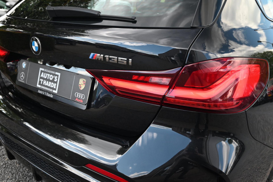 BMW 1-serie M135i xDrive High Executive 306 PK Dealer o.h. Adaptive Head Up Camera Keyless 18''