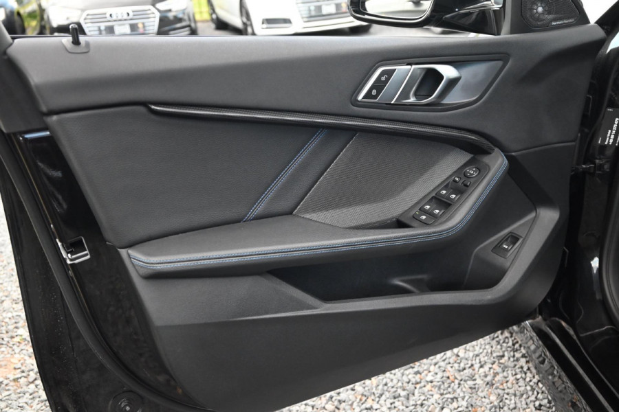 BMW 1-serie M135i xDrive High Executive 306 PK Dealer o.h. Adaptive Head Up Camera Keyless 18''