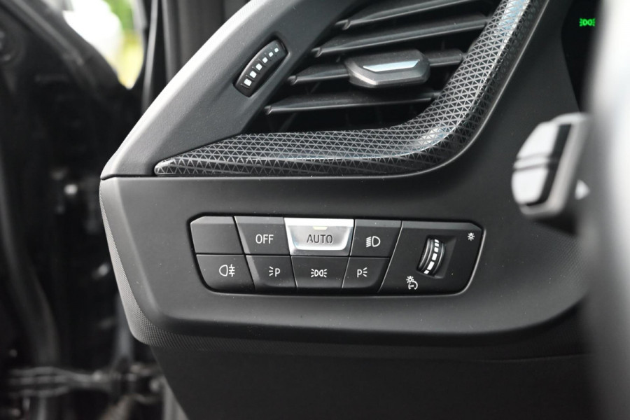 BMW 1-serie M135i xDrive High Executive 306 PK Dealer o.h. Adaptive Head Up Camera Keyless 18''