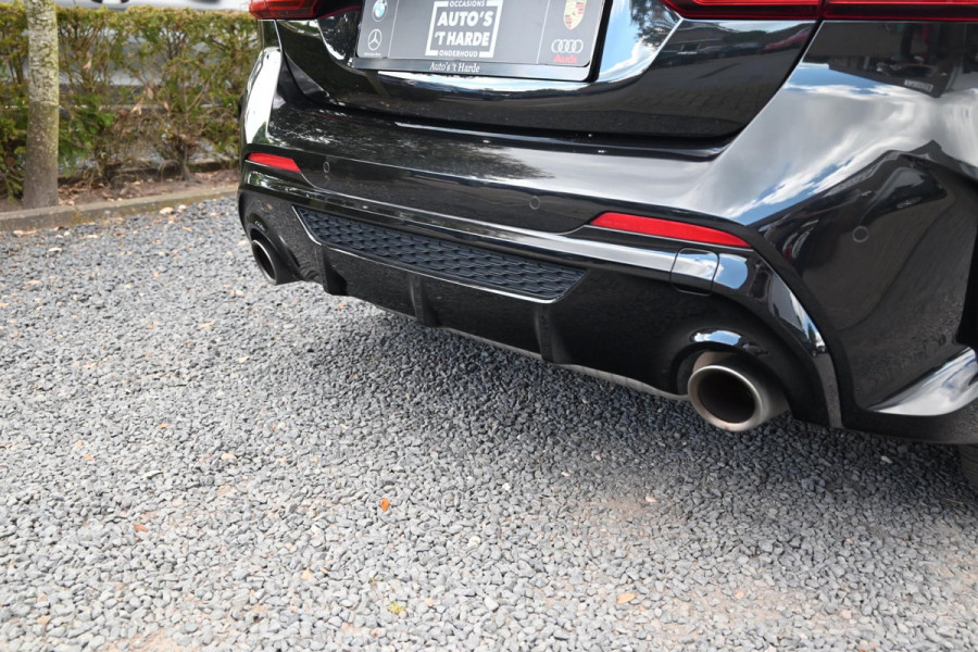 BMW 1-serie M135i xDrive High Executive 306 PK Dealer o.h. Adaptive Head Up Camera Keyless 18''