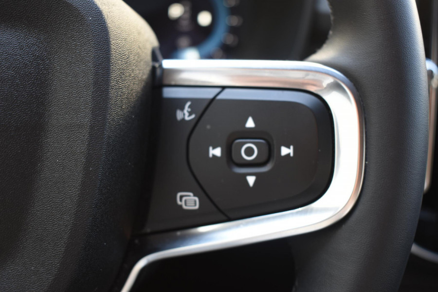 Volvo XC40 B4 211PK Automaat Plus Dark / Adaptieve Cruisecontrol / Parkeersensoren / Stoelverwarming / Stuurverwarming / Elektrische Stoelen / Trekhaak /
