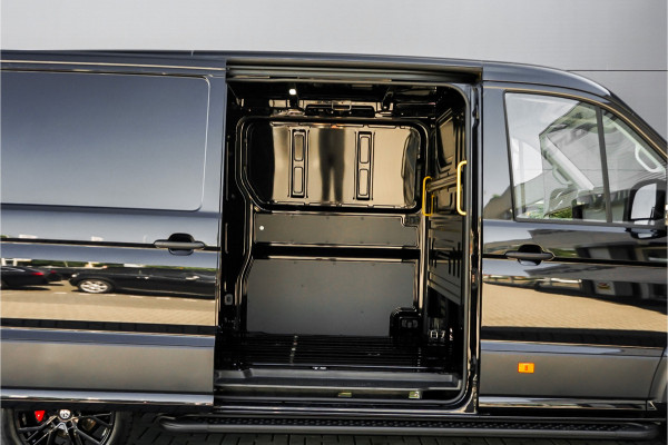 Volkswagen Crafter 35 2.0 TDI L3H2 Black Pack Luxe 19" ACC Dubbel Schuifdeur BPM Vrij Facelift LED