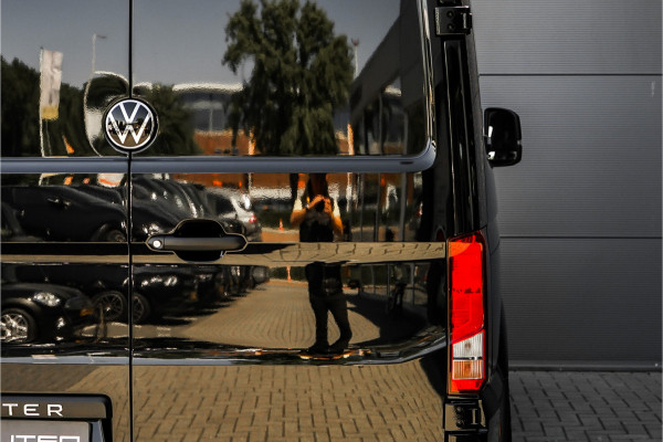 Volkswagen Crafter 35 2.0 TDI L3H2 Black Pack Luxe 19" ACC Dubbel Schuifdeur BPM Vrij Facelift LED