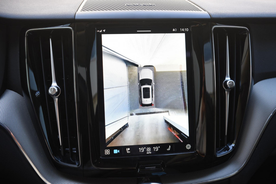Volvo XC60 T6 350PK Automaat AWD Plus Dark / Adaptive Cruise control / Stoelverwarming v+a / Stuurverwarming / Elektr. achterklep  / Panoramadak / Harman Kardon /