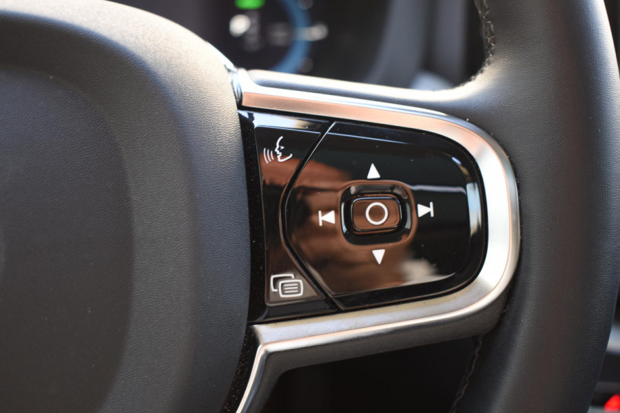 Volvo XC60 T6 350PK Automaat AWD Plus Dark / Adaptive Cruise control / Stoelverwarming v+a / Stuurverwarming / Elektr. achterklep  / Panoramadak / Harman Kardon /