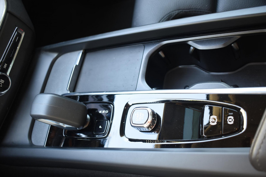 Volvo XC60 T6 350PK Automaat AWD Plus Dark / Adaptive Cruise control / Stoelverwarming v+a / Stuurverwarming / Elektr. achterklep  / Panoramadak / Harman Kardon /