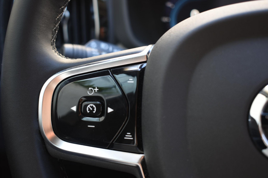 Volvo XC60 T6 350PK Automaat AWD Plus Dark / Adaptive Cruise control / Stoelverwarming v+a / Stuurverwarming / Elektr. achterklep  / Panoramadak / Harman Kardon /