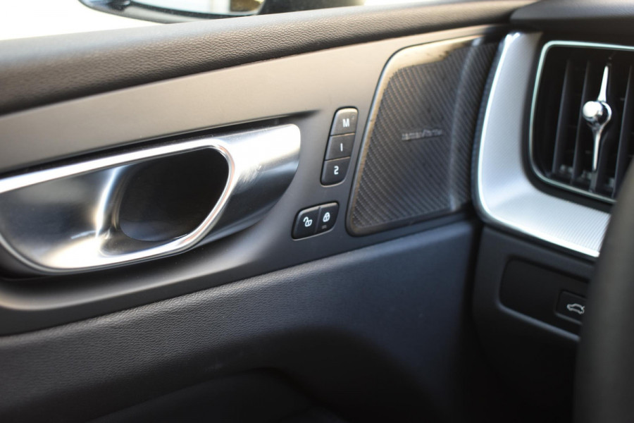 Volvo XC60 T6 350PK Automaat AWD Plus Dark / Adaptive Cruise control / Stoelverwarming v+a / Stuurverwarming / Elektr. achterklep  / Panoramadak / Harman Kardon /