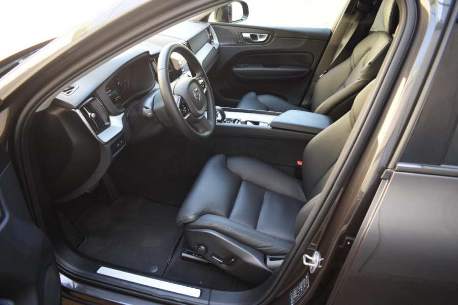 Volvo XC60 T6 350PK Automaat AWD Plus Dark / Adaptive Cruise control / Stoelverwarming v+a / Stuurverwarming / Elektr. achterklep  / Panoramadak / Harman Kardon /