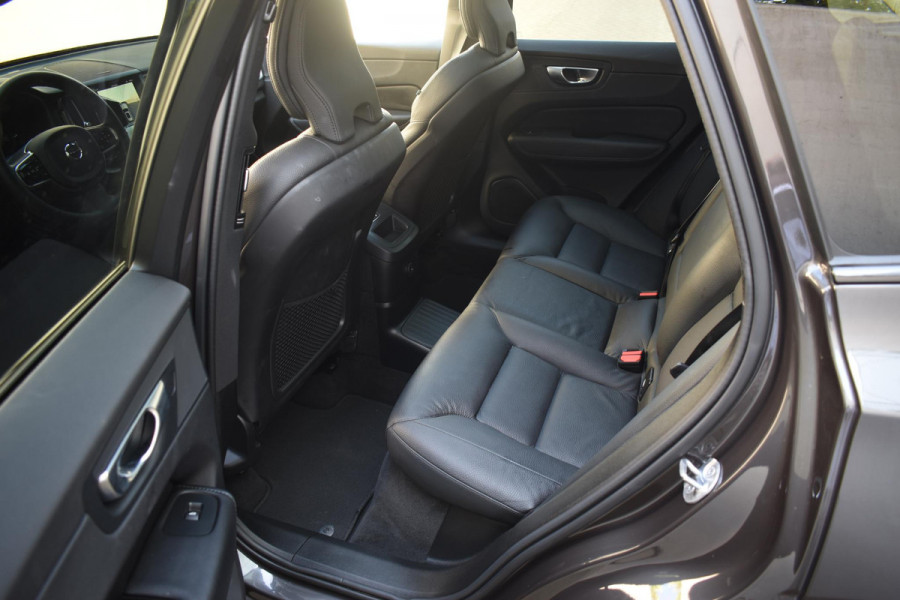 Volvo XC60 T6 350PK Automaat AWD Plus Dark / Adaptive Cruise control / Stoelverwarming v+a / Stuurverwarming / Elektr. achterklep  / Panoramadak / Harman Kardon /