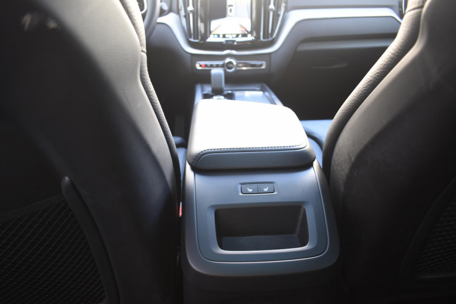 Volvo XC60 T6 350PK Automaat AWD Plus Dark / Adaptive Cruise control / Stoelverwarming v+a / Stuurverwarming / Elektr. achterklep  / Panoramadak / Harman Kardon /