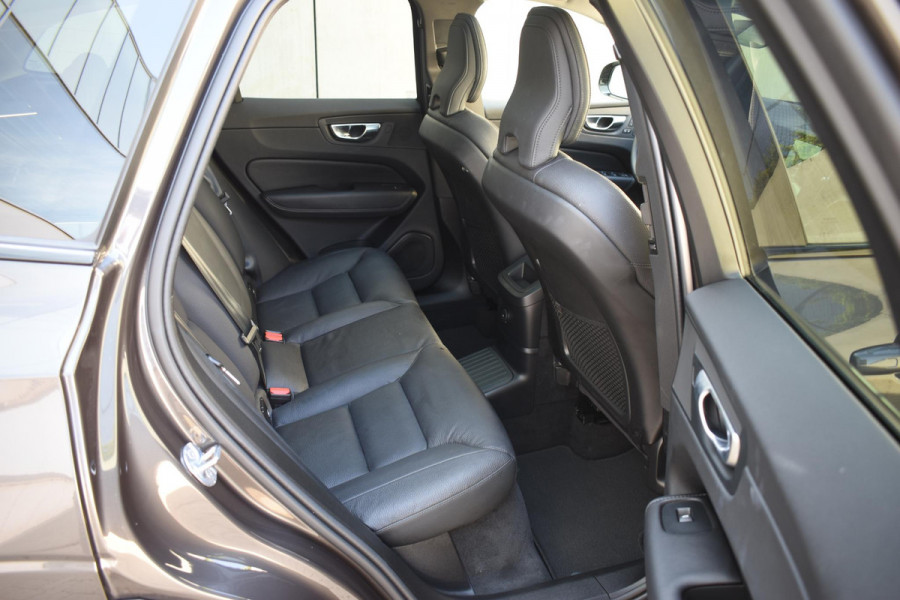 Volvo XC60 T6 350PK Automaat AWD Plus Dark / Adaptive Cruise control / Stoelverwarming v+a / Stuurverwarming / Elektr. achterklep  / Panoramadak / Harman Kardon /