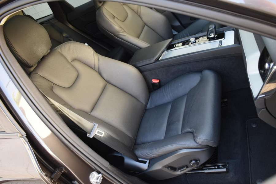 Volvo XC60 T6 350PK Automaat AWD Plus Dark / Adaptive Cruise control / Stoelverwarming v+a / Stuurverwarming / Elektr. achterklep  / Panoramadak / Harman Kardon /