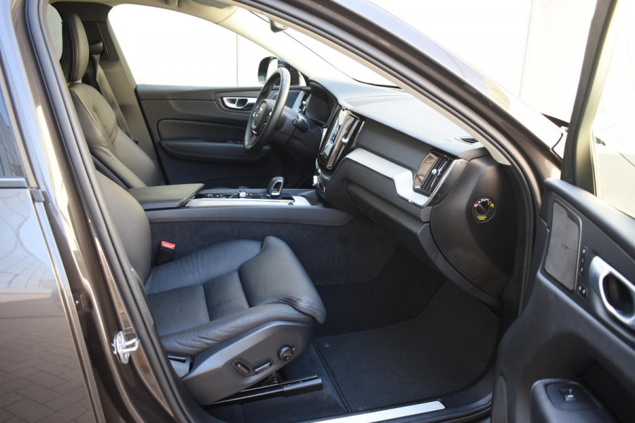 Volvo XC60 T6 350PK Automaat AWD Plus Dark / Adaptive Cruise control / Stoelverwarming v+a / Stuurverwarming / Elektr. achterklep  / Panoramadak / Harman Kardon /