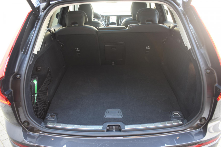 Volvo XC60 T6 350PK Automaat AWD Plus Dark / Adaptive Cruise control / Stoelverwarming v+a / Stuurverwarming / Elektr. achterklep  / Panoramadak / Harman Kardon /