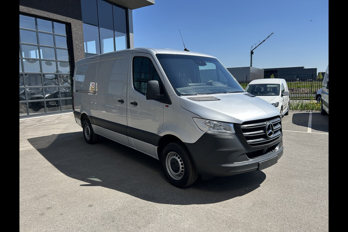 Mercedes-Benz Sprinter 315 CDI L2 H1 RWD / Trekhaak / MBUX / Camera / Carplay navigatie / Airco / 270 Graden achterdeuren