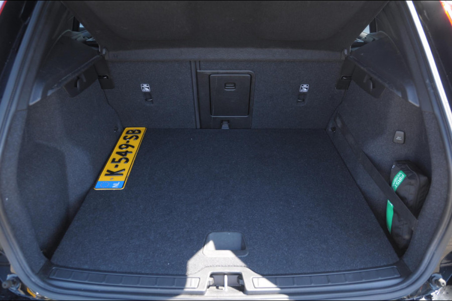 Volvo XC40 T4 190PK Automaat Momentum Pro Navigatie / Parkeersensoren Voor & achter / Parkeercamera achter / Semi Elek. wegklapbare trekhaak / Climate Control /  Getinte ramen vanaf de B-Stijl / Premium Audi Harman Kardon