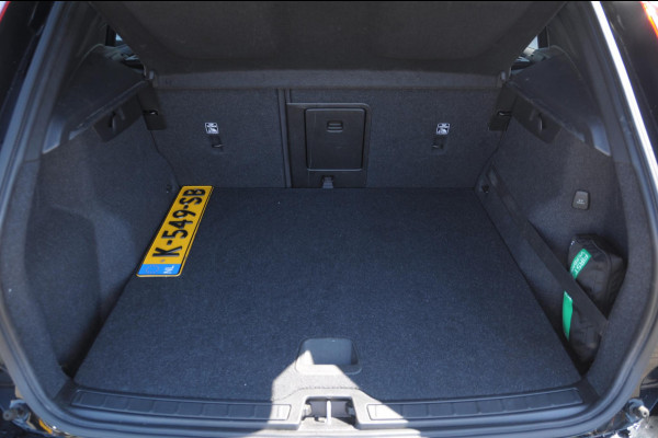 Volvo XC40 T4 190PK Automaat Momentum Pro Navigatie / Parkeersensoren Voor & achter / Parkeercamera achter / Semi Elek. wegklapbare trekhaak / Climate Control /  Getinte ramen vanaf de B-Stijl / Premium Audi Harman Kardon