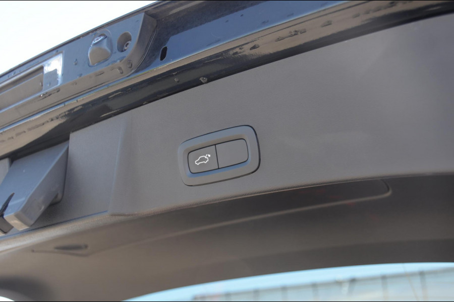 Volvo XC40 T4 190PK Automaat Momentum Pro Navigatie / Parkeersensoren Voor & achter / Parkeercamera achter / Semi Elek. wegklapbare trekhaak / Climate Control /  Getinte ramen vanaf de B-Stijl / Premium Audi Harman Kardon