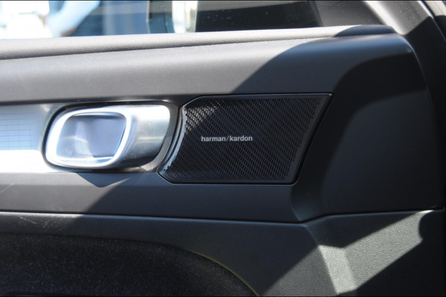 Volvo XC40 T4 190PK Automaat Momentum Pro Navigatie / Parkeersensoren Voor & achter / Parkeercamera achter / Semi Elek. wegklapbare trekhaak / Climate Control /  Getinte ramen vanaf de B-Stijl / Premium Audi Harman Kardon
