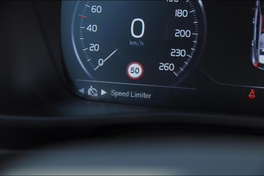 Volvo XC40 T4 190PK Automaat Momentum Pro Navigatie / Parkeersensoren Voor & achter / Parkeercamera achter / Semi Elek. wegklapbare trekhaak / Climate Control /  Getinte ramen vanaf de B-Stijl / Premium Audi Harman Kardon