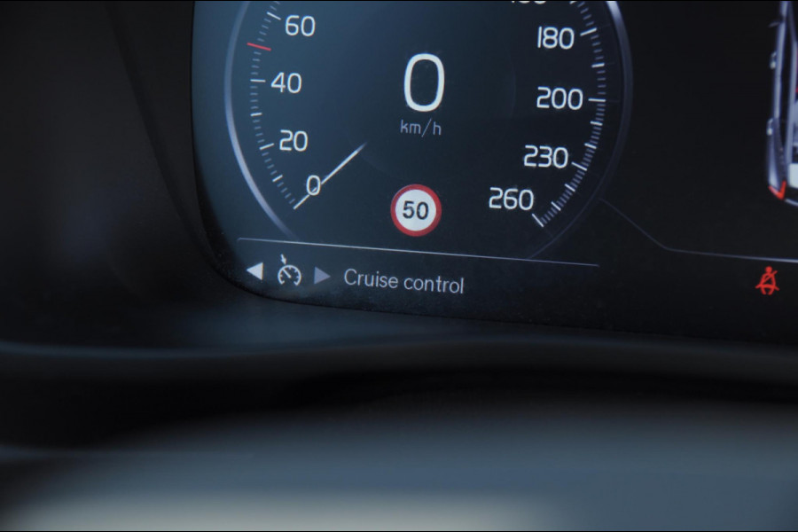 Volvo XC40 T4 190PK Automaat Momentum Pro Navigatie / Parkeersensoren Voor & achter / Parkeercamera achter / Semi Elek. wegklapbare trekhaak / Climate Control /  Getinte ramen vanaf de B-Stijl / Premium Audi Harman Kardon