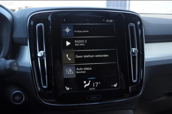 Volvo XC40 T4 190PK Automaat Momentum Pro Navigatie / Parkeersensoren Voor & achter / Parkeercamera achter / Semi Elek. wegklapbare trekhaak / Climate Control /  Getinte ramen vanaf de B-Stijl / Premium Audi Harman Kardon