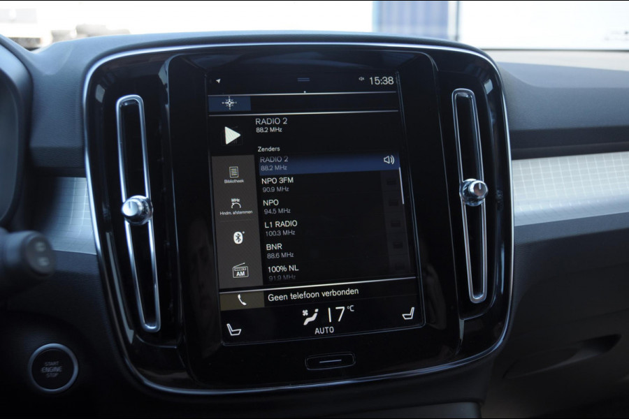 Volvo XC40 T4 190PK Automaat Momentum Pro Navigatie / Parkeersensoren Voor & achter / Parkeercamera achter / Semi Elek. wegklapbare trekhaak / Climate Control /  Getinte ramen vanaf de B-Stijl / Premium Audi Harman Kardon
