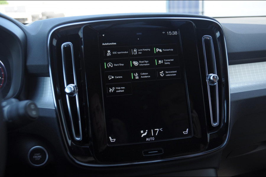 Volvo XC40 T4 190PK Automaat Momentum Pro Navigatie / Parkeersensoren Voor & achter / Parkeercamera achter / Semi Elek. wegklapbare trekhaak / Climate Control /  Getinte ramen vanaf de B-Stijl / Premium Audi Harman Kardon
