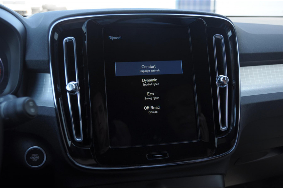 Volvo XC40 T4 190PK Automaat Momentum Pro Navigatie / Parkeersensoren Voor & achter / Parkeercamera achter / Semi Elek. wegklapbare trekhaak / Climate Control /  Getinte ramen vanaf de B-Stijl / Premium Audi Harman Kardon