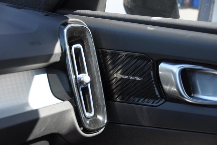 Volvo XC40 T4 190PK Automaat Momentum Pro Navigatie / Parkeersensoren Voor & achter / Parkeercamera achter / Semi Elek. wegklapbare trekhaak / Climate Control /  Getinte ramen vanaf de B-Stijl / Premium Audi Harman Kardon