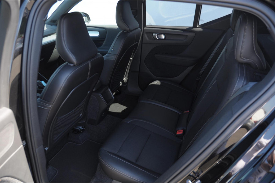 Volvo XC40 T4 190PK Automaat Momentum Pro Navigatie / Parkeersensoren Voor & achter / Parkeercamera achter / Semi Elek. wegklapbare trekhaak / Climate Control /  Getinte ramen vanaf de B-Stijl / Premium Audi Harman Kardon