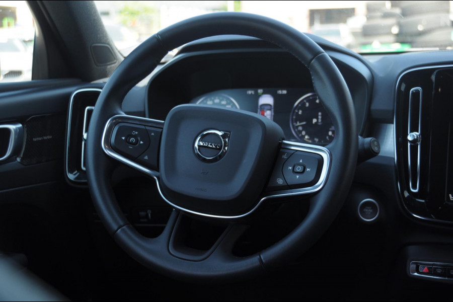 Volvo XC40 T4 190PK Automaat Momentum Pro Navigatie / Parkeersensoren Voor & achter / Parkeercamera achter / Semi Elek. wegklapbare trekhaak / Climate Control /  Getinte ramen vanaf de B-Stijl / Premium Audi Harman Kardon