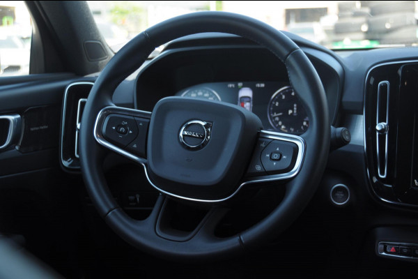 Volvo XC40 T4 190PK Automaat Momentum Pro Navigatie / Parkeersensoren Voor & achter / Parkeercamera achter / Semi Elek. wegklapbare trekhaak / Climate Control /  Getinte ramen vanaf de B-Stijl / Premium Audi Harman Kardon